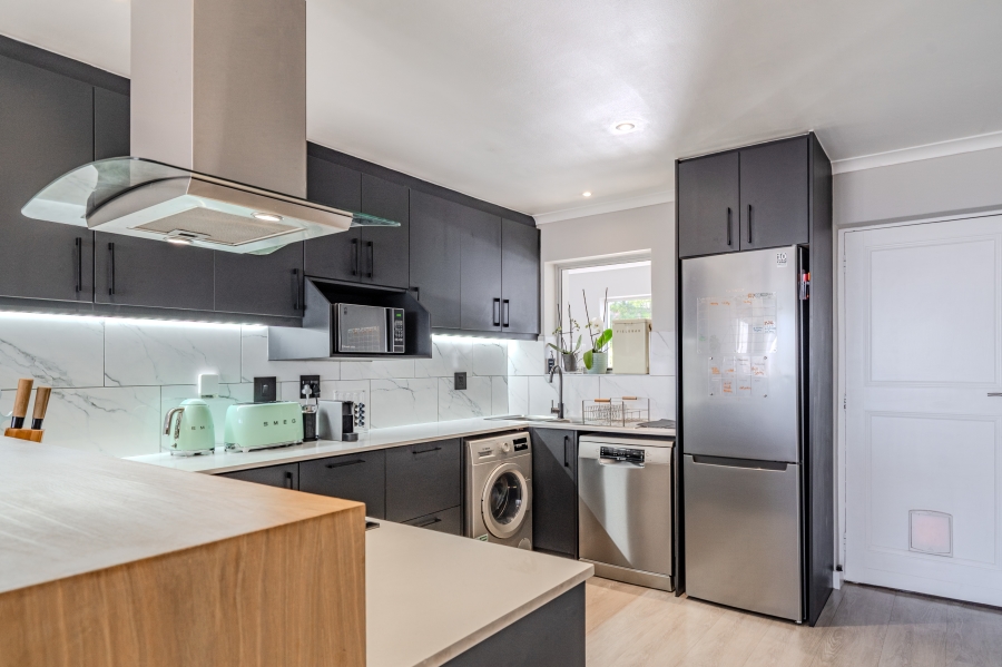 2 Bedroom Property for Sale in Vredehoek Western Cape